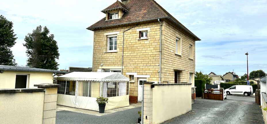 Courteam, spécialiste du courtage en crédit immobilier et en immobilier à Caen, propose à la vente cette maison située à Lion-sur-Mer.